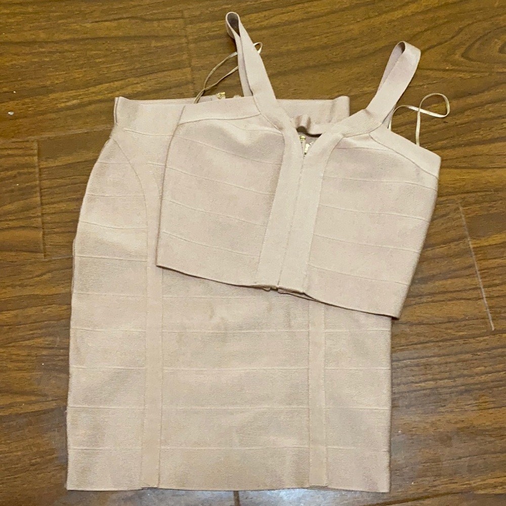 Selling a two piece Guess outfit.